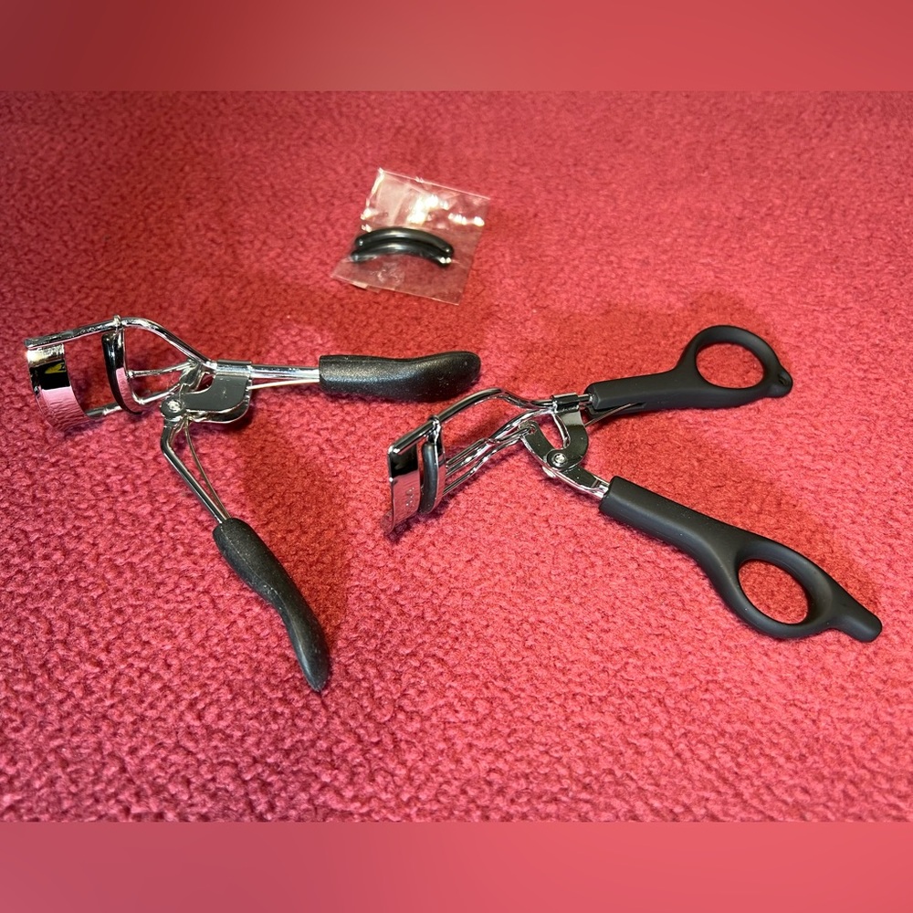 2 EYELASH CURLERS Unbranded with 2 Refill Pads